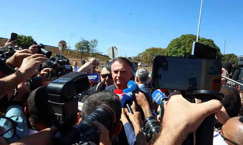 Na tarde de ontem, Bolsonaro exibiu a tornozeleira eletrônica e deu entrevista ao visitar a Câmara dos Deputados,