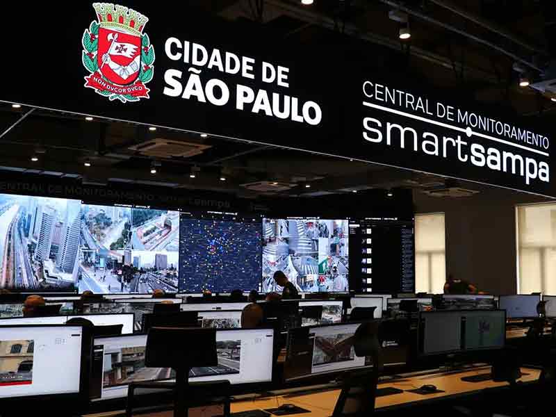 Prisão ocorreu durante patrulhamento dos agentes no centro da cidade; condutor estava com a placa regular sob o banco da moto