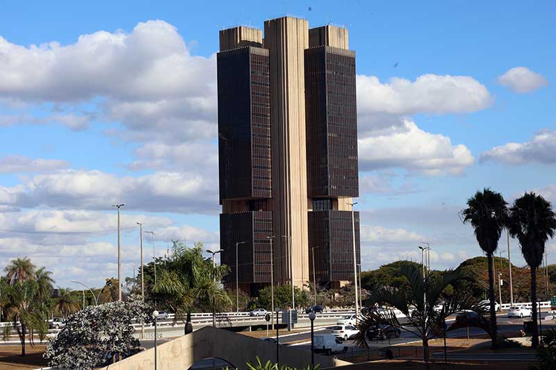 Banco Central diz que inadimplência foi de 3,9% em agosto, sendo 4,8% nas operações para pessoas físicas e 2,6% com pessoas jurídicas.