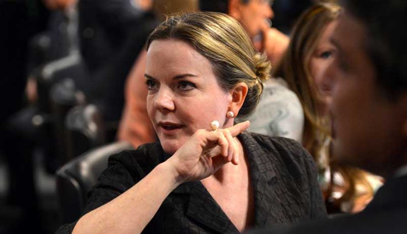 Ministra do PT ataca Banco Central em meio a Selic em 15% ao ano; declarações geram polêmica entre esquerda e direita sobre controle fiscal. Ibovespa sobe 0,27% e dólar avança 0,25% em 27/12 sob baixa liquidez de fim de ano.