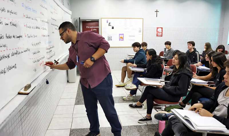 Brasileiros sem diploma de nível superior integram público-alvo.