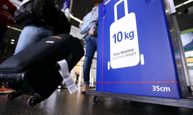 Segundo empresas, tarifa será menor para quem leva só bolsa ou mochila.