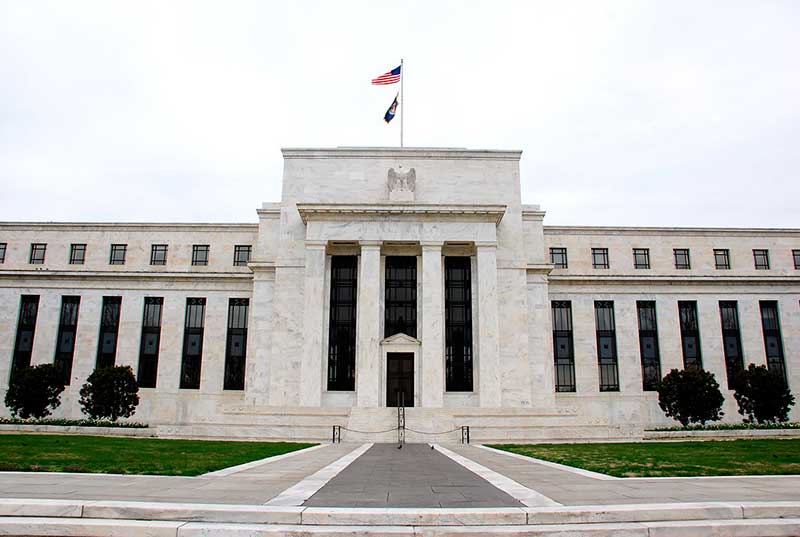 O Federal Reserve anunciou corte de juros para 4% a 4,25%, primeira redução desde 2024, refletindo preocupação com crescimento e mercado de trabalho, e projeta novos cortes gradativos até o final do ano.
