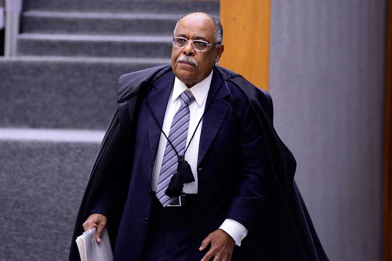 O governo dos Estados Unidos cancelou vistos do ministro Benedito Gonçalves, do STJ, e de diversas autoridades próximas ao ministro Alexandre de Moraes. A medida ocorre em meio a tensão diplomática causada por julgamentos políticos e reações do governo brasileiro.
