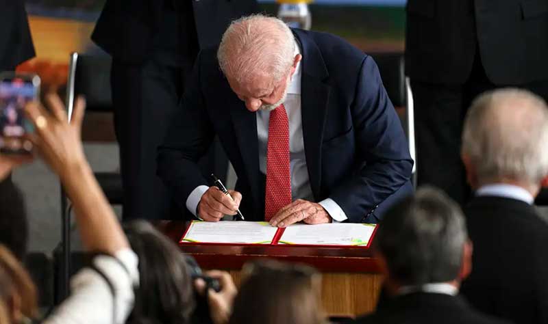 Evento reuniu governo e aliados no Planalto; veto integral rejeita texto aprovado no Congresso que altera cálculo de penas para crimes contra a democracia.
