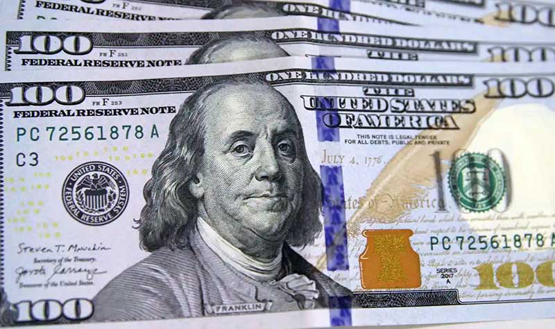 O dólar comercial caiu enquanto o Ibovespa registrou queda, pressionado por resultados da Petrobras e clima político em véspera de eleições