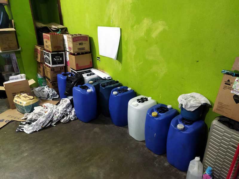Segundo as investigações, falsificador comprou etanol de um posto que usava combustível adulterado com metanol; de 300 garrafas analisadas, 50% apresentaram 14,6% a 45,1% de metanol.