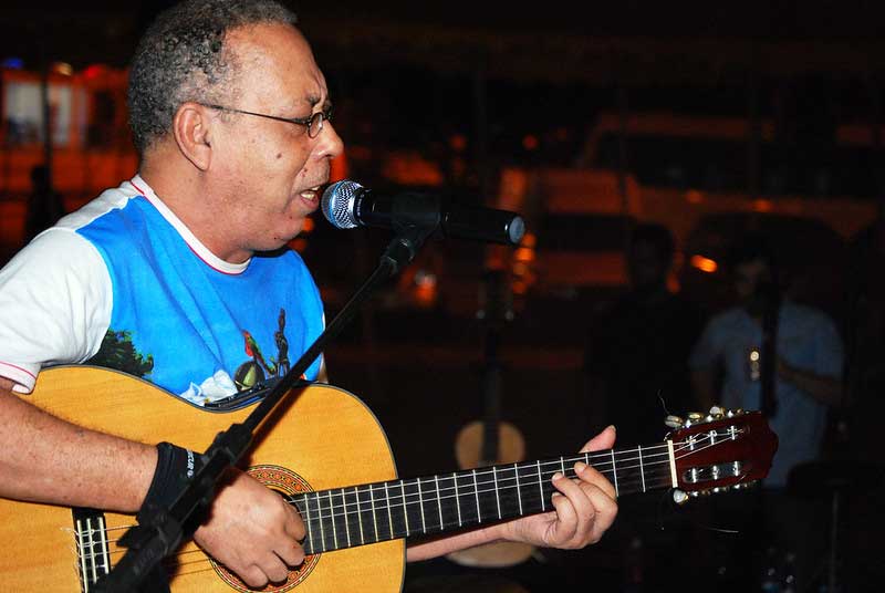 Ícone da cultura nacional, Jards Macalé faleceu no Rio de Janeiro. Parceiros destacam sua influência e a importância de sua trajetória artística.