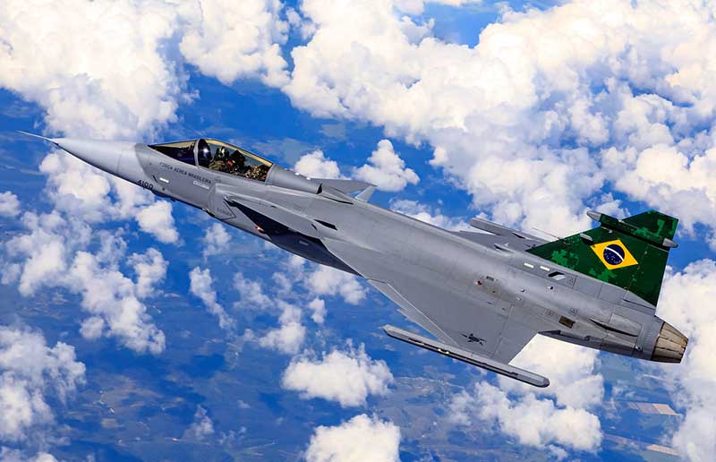 Tratativas envolvem o Ministério da Defesa e a SAAB, alinhadas à potencial venda do cargueiro Embraer C-390 para o país europeu.