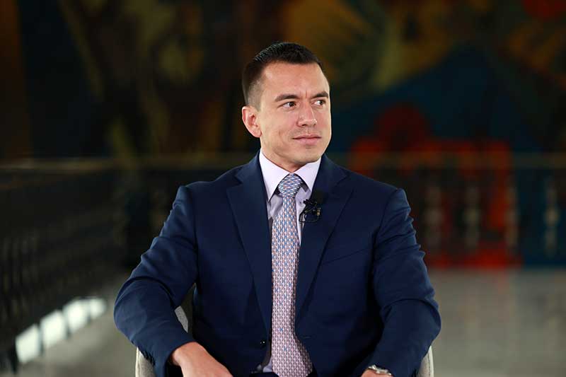 Presidente equatoriano passa ileso após ataque a seu carro durante protesto, e episódio reacende debate internacional sobre segurança e instabilidade política na América Latina.