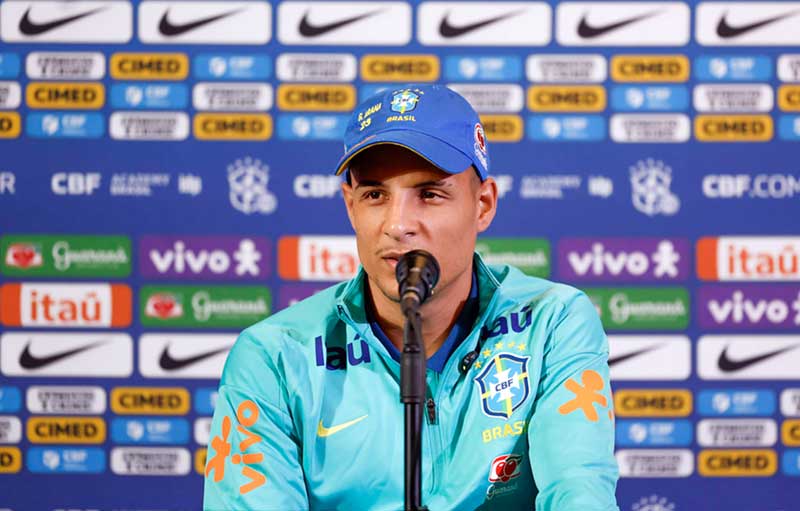 Lateral está fora da Copa e volante Éderson é chamado por Ancelotti