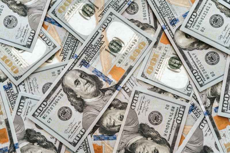 Dólar comercial fecha a R$ 5,220 e Ibovespa recua 0,36% no pregão do dia 6, refletindo cenário de cautela nacional e internacional com volatilidade nos mercados globais.