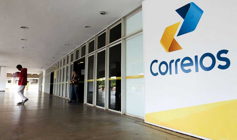 Em meio a um cenário financeiro delicado, o governo Lula articula empréstimo de R$ 20 bilhões para a Empresa Brasileira de Correios e Telégrafos (ECT), visando garantir a continuidade dos serviços e cobrir necessidades de caixa até o próximo ano.