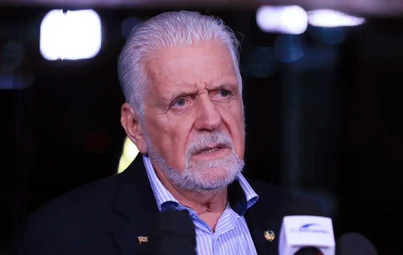 O parlamentar comunicou a saída da função após a Polícia Federal deflagrar operação de busca. Agentes apuram repasses de Augusto Ferreira Lima e apreenderam dinheiro em espécie.
