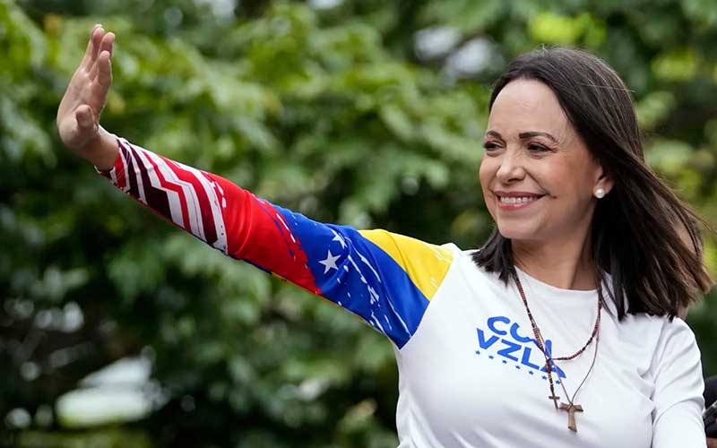 A venezuelana Maria Corina Machado é premiada com o Nobel da Paz 2025 por sua luta pela democracia em meio a uma Venezuela em crise, gerando reações intensas do governo dos EUA e do Brasil em um cenário político global tenso e polarizado.