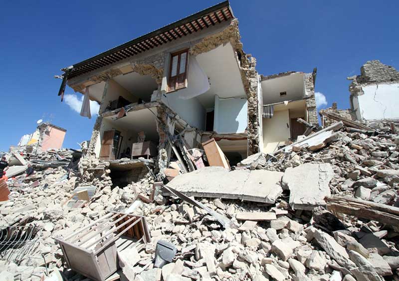 Sismo ocorreu na madrugada de 15 de agosto de 2026, com epicentro em Alhendín, e gerou dezenas de réplicas; autoridades ativam plano de emergência na Andaluzia