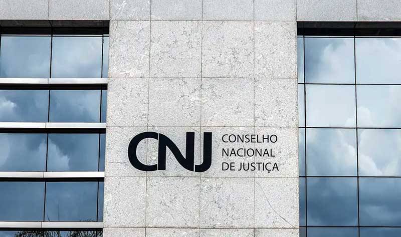 Cinco bancos passam a reter valores poucas horas após ordem da Justiça.
