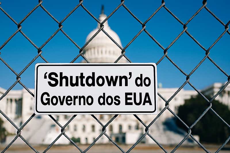 A ausência de consenso sobre o orçamento entre Casa Branca, deputados e senadores do Congresso dos Estados Unidos resulta em bloqueio de serviços públicos e ameaça setores essenciais, ampliando o clima de incerteza política em Washington.