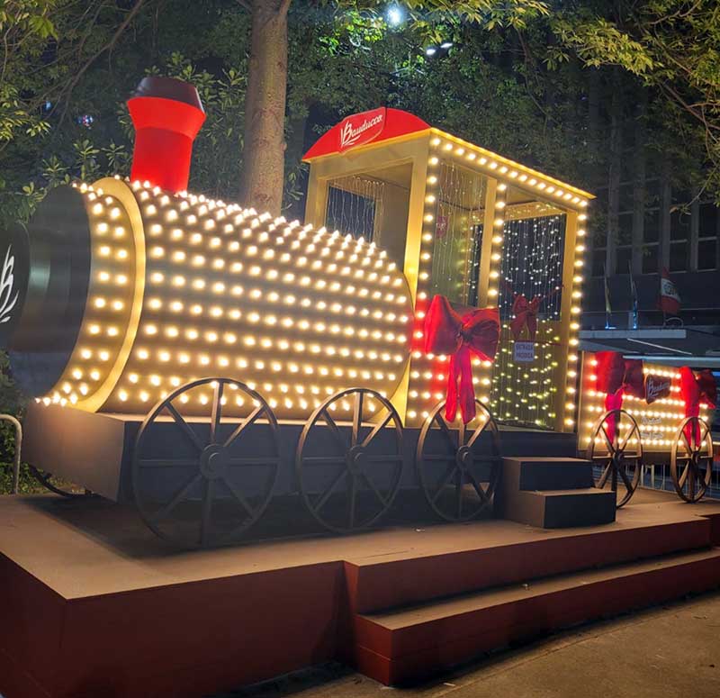 Operação com frota decorada registra alta demanda e se consolida como a forma mais prática de acessar uma das vias mais famosas de São Paulo