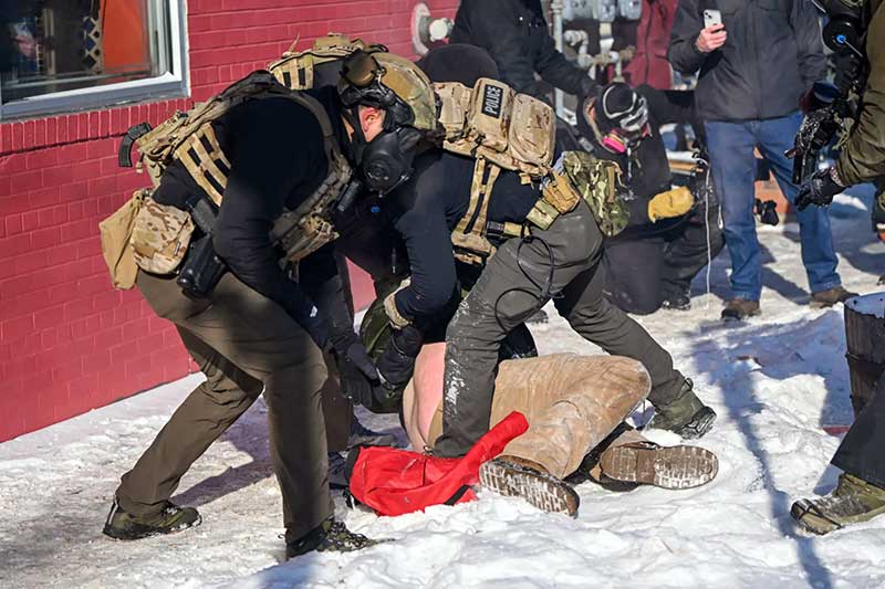 Morte de cidadão em operação do Departamento de Segurança Interna em Minneapolis reacende debate sobre protocolo de uso da força, relatos divergentes sobre o tiroteio e pressões internas e externas por responsabilização do ICE.