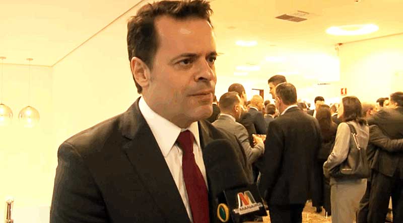 Marcelo Ivo de Carvalho é delegado da PF lotado no escritório do ICE de Miami desde 2023; na imagem, o oficial em entrevista à "TV Norte Paraíba", em 2023.