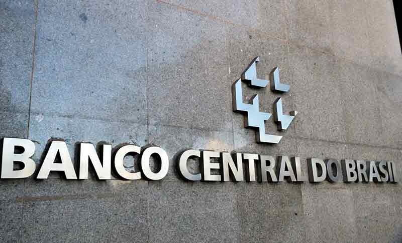 Dívida pública bruta sobe para 77,6% do PIB no mês.