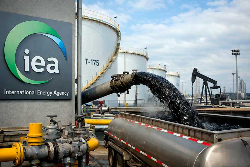 Medida aprovada pelos 32 membros da Agência Internacional de Energia prevê oferta adicional de petróleo após o bloqueio do Estreito de Ormuz. O Brasil segue fora do grupo, mas mantém processo formal de adesão plena em tramitação.