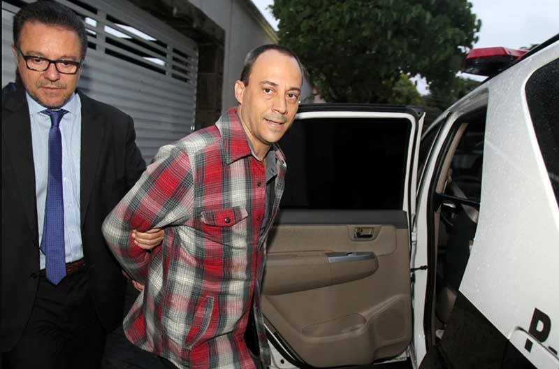 Condenado por liderar esquema que desviou mais de R$ 500 milhões da Prefeitura de São Paulo, ex-auditor fiscal que atuava também em Santo André foi localizado no sul da Bahia vivendo sob identidade falsa; caso expõe falhas na fiscalização e na segurança dos processos judiciais.