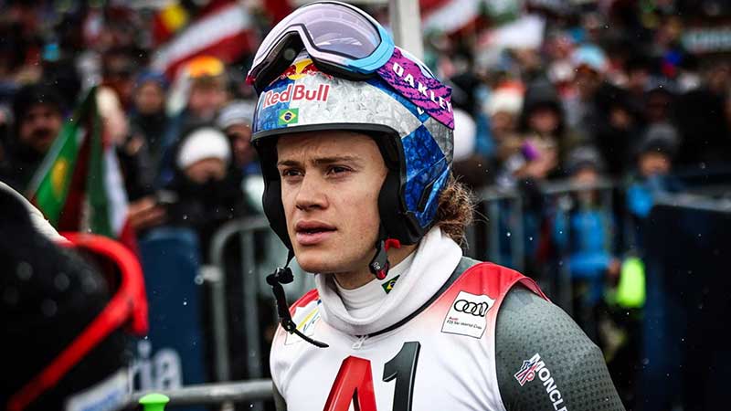 Atleta supera suíços Marco Odermatt e Loic Meillard na pista Stelvio, em Bormio. Vitória marca a primeira medalha olímpica de inverno da história do Brasil e da América do Sul, com tempo total de 2min25s.