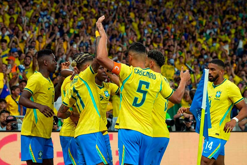 O jogo registrou 64.123 presentes. Vinícius Júnior e Endrick anotaram dois gols cada; Rodrygo e Paquetá completaram para a seleção local. Díaz e Fajardo marcaram pelos visitantes.