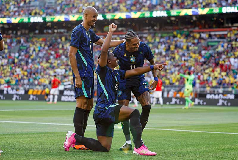 Bruno Guimarães e Endrick fizeram os gols da equipe comandada por Carlo Ancelotti