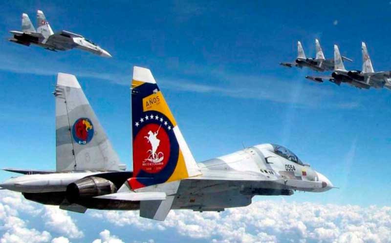 A Venezuela realizou exercícios militares na ilha de La Orchila, mobilizando mais de 2.500 militares. Caças Sukhoi Su-30 MK2 armados com mísseis antinavio foram apresentados em meio à presença de navios de guerra dos Estados Unidos no Caribe.
