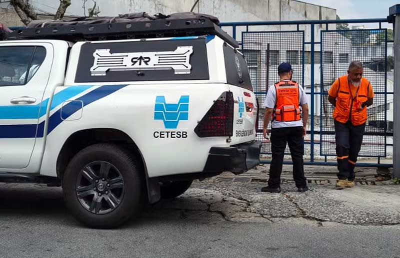 Agência Ambiental identifica liberação de substâncias em empresa de tratamento de resíduos; monitoramento iniciado em 7 de abril de 2026 registra concentrações acima dos limites em solo e água superficial.