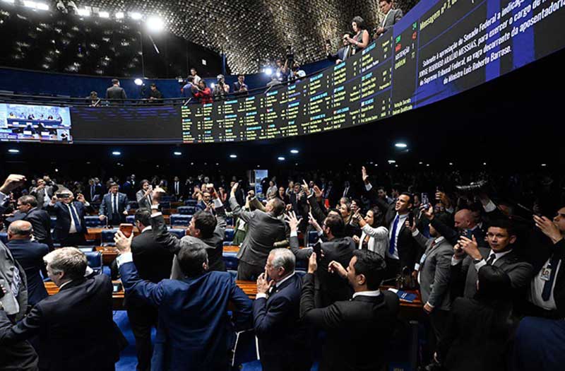 Reação do Plenário no momento em que foi divulgado o resultado da votação.