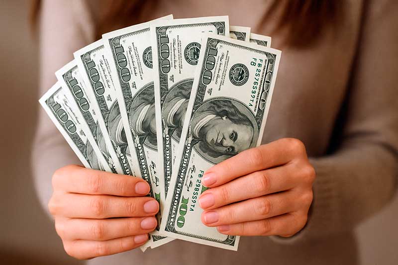 Ibovespa encerra em 159.679,19 pontos, acima dos 158.530,67 pontos do dia 10. Dólar comercial PTAX de compra cai de R$ 5,4650 para R$ 5,4231 e venda de R$ 5,4656 para R$ 5,4237, após sequência de altas recentes.