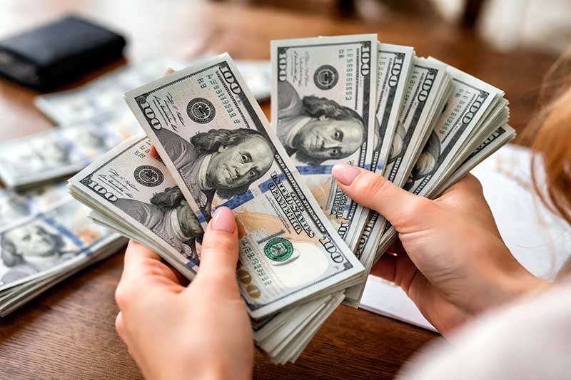 Moeda norte-americana registra desvalorização de 0,76% e ouro supera US$ 5 mil a onça-troy; índice acionário brasileiro retoma patamar de 186 mil pontos impulsionado por commodities e fluxo externo.