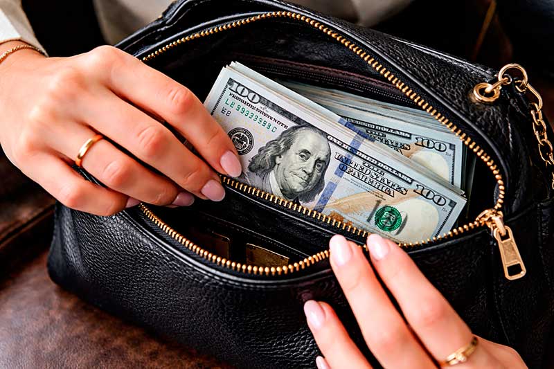 Ibovespa registra 181.346,74 pontos com recuo de 0,10 ponto percentual em relação ao dia anterior. Dólar PTAX de compra fecha em R$ 5,2295, após alta ante o patamar de R$ 5,1950 da véspera.