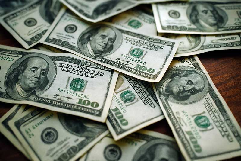 Mercado financeiro encerra a sexta-feira com dólar comercial de compra em R$ 5,2946 e Ibovespa em 158.045,48 pontos, refletindo fatores internos e externos na cotação e nas principais ações negociadas.