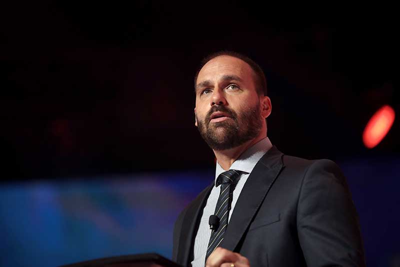  A PGR denunciou Eduardo Bolsonaro por coação em processo judicial, alegando articulação de sanções dos EUA para influenciar o STF. A DPU pediu rejeição da denúncia, que está em análise no STF sob relatoria do ministro Alexandre de Moraes.