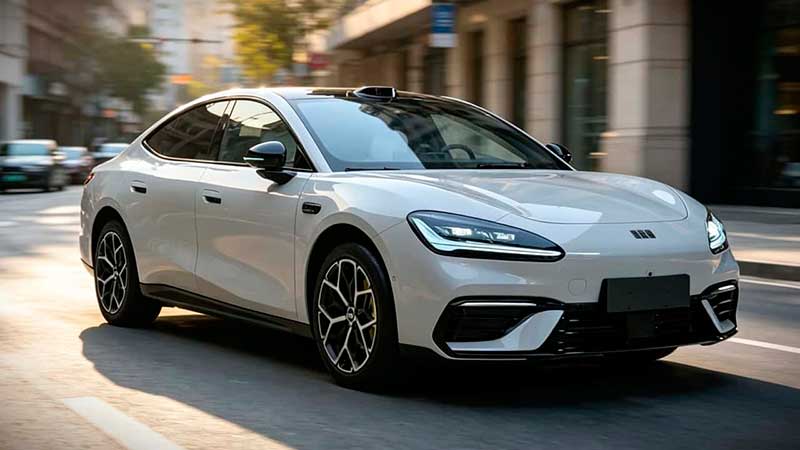 Modelo de segmento C recebe configuração duplo motor de 425 kW, bateria LFP de 75,2 kWh, LiDAR e suspensão adaptativa; lote inicial de 999 unidades é comercializado em 27 minutos.