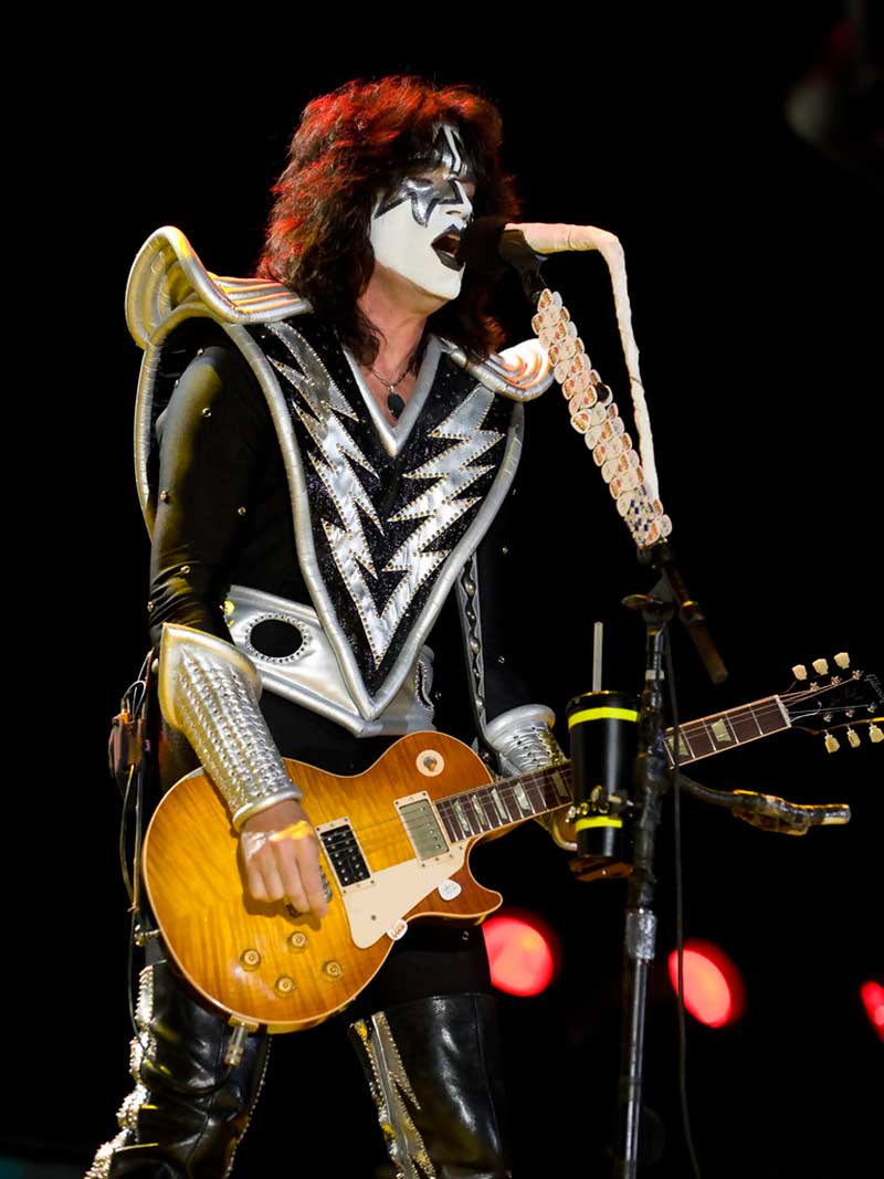 Guitarrista norte-americano, que criou o personagem “Spaceman” e contribuiu decisivamente para o som da banda Kiss, morreu aos 74 anos nos Estados Unidos após complicações de uma queda doméstica.