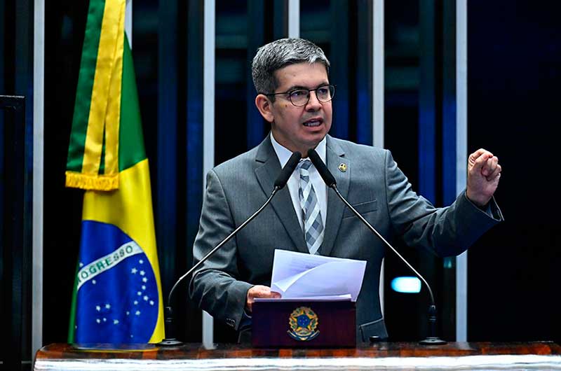 O relator do projeto no Senado foi Randolfe Rodrigues, que é o líder do governo no Congresso Nacional.