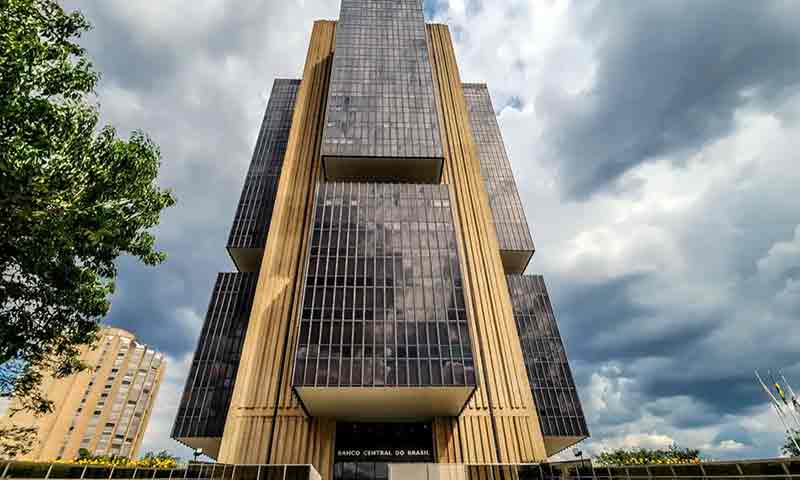 Por unanimidade, o Comitê de Política Monetária (Copom) aumentou a Taxa Selic, juros básicos da economia, em 0,25 ponto percentual, para 15% ao ano.