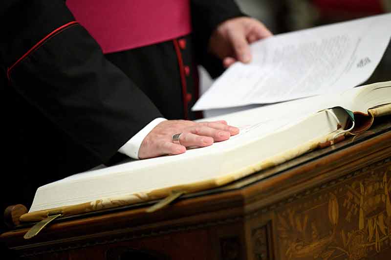 Os cardeais que participarão do conclave para eleger um novo papa começaram nesta terça-feira (6) a fazer o check-in em dois hotéis do Vaticano, onde ficarão impedidos de ter contato com o mundo exterior enquanto decidem quem deve suceder o papa Francisco.