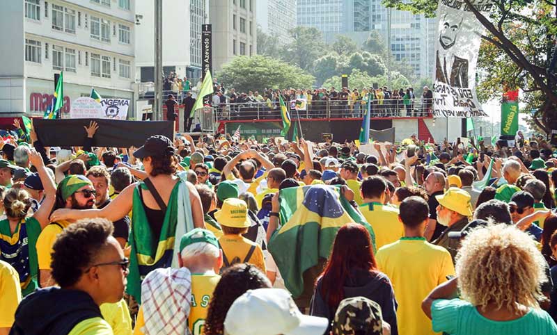 Além de muitas bandeiras e camisas do Brasil, o ato também foi marcado por bandeiras dos Estados Unidos.