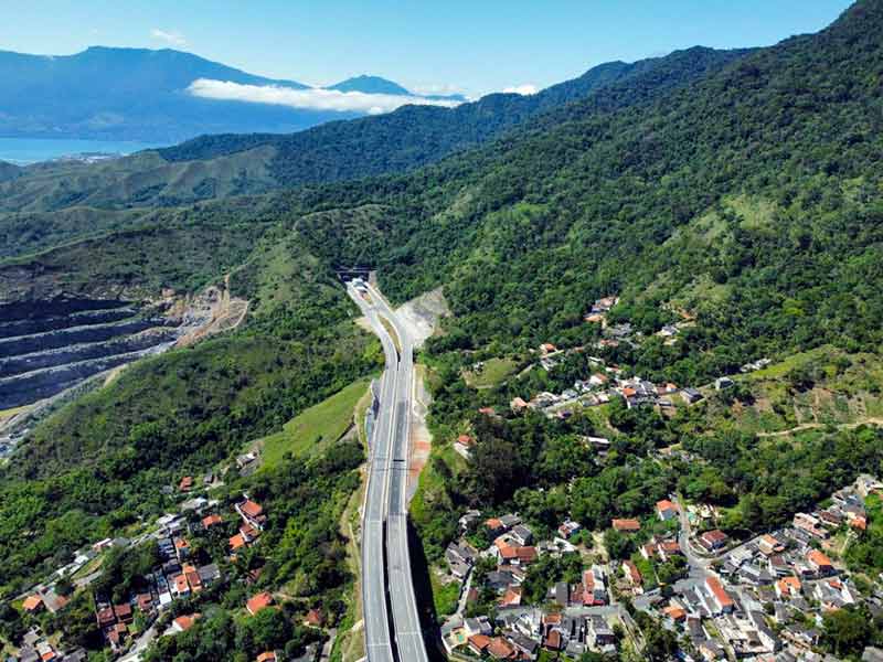 Obras dos Contornos Norte e Sul da Rodovia dos Tamoios, no litoral norte de São Paulo, entregues entre 2023 e 2024 pelo governo paulista e que somam R$ 3 bilhões em investimentos