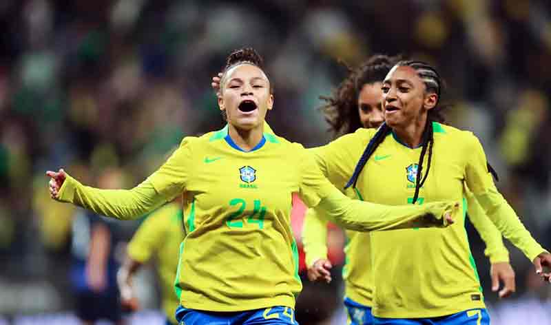 Atacante do São Paulo, de 19 anos, marca duas vezes no primeiro tempo