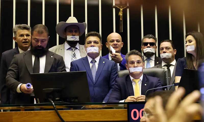Oposição reunida no Congresso Nacional ocupou as mesas diretoras dos plenários do Senado e da Câmara nesta terça-feira (5).