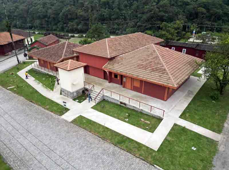 O Cine Lyra, cinema construído em 1903, foi criado com o intuito de promover aulas de música e atividades culturais às famílias dos funcionários que trabalhavam na construção da estrada de ferro Santos-Jundiaí.