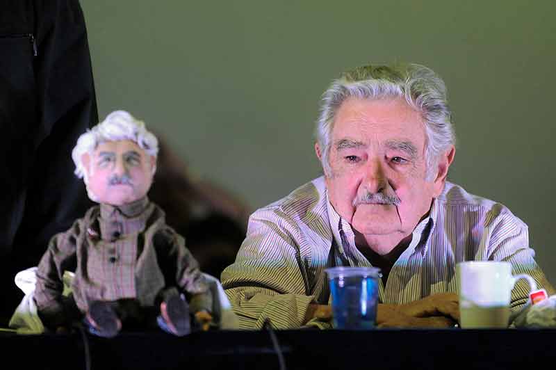 José Mujica durante encontro com estudantes na Concha Acústica da Uerj, no campus do Maracanã, em 2015 Legendas	Legenda1 